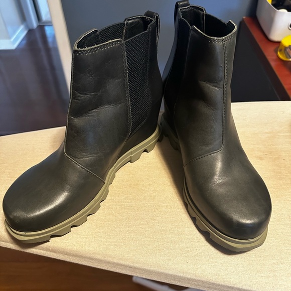 Sorel Shoes - SOREL WOMEN'S JOAN OF ARCTIC WEDGE III CHELSEA in Dark Moss Sage